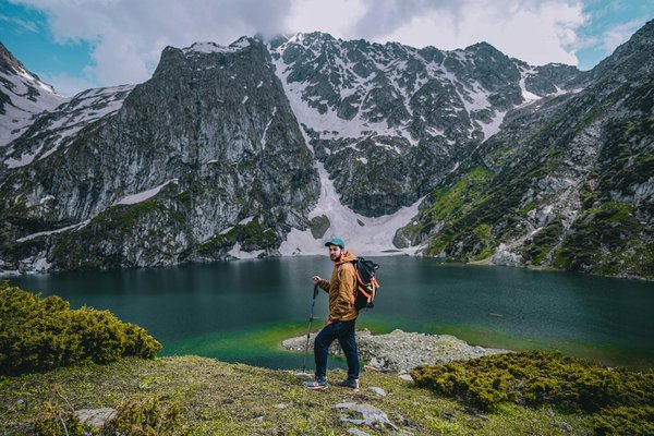 Quels sont les meilleurs sentiers de randonnée pour admirer les volcans en Indonésie ?